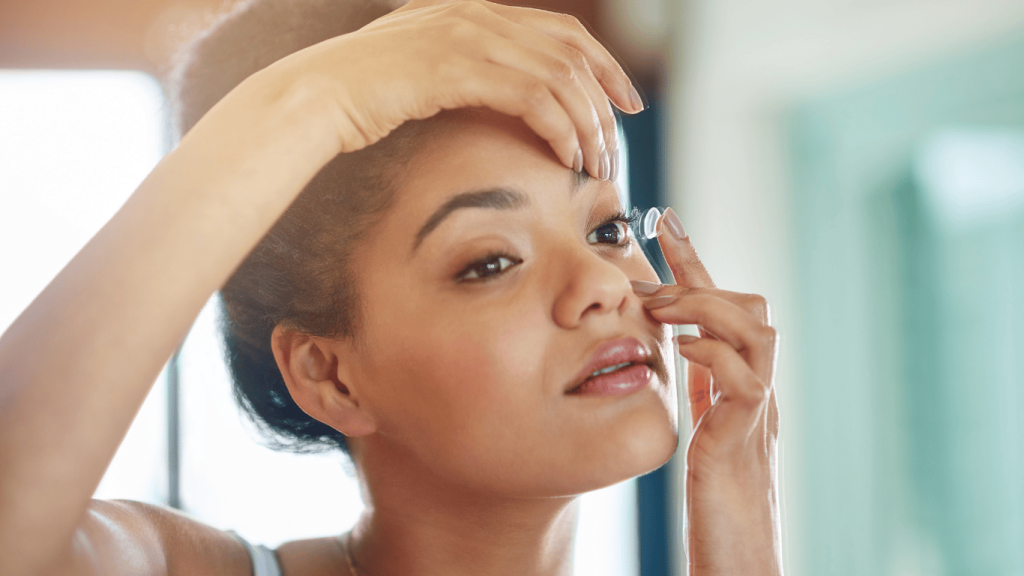 Mujer poniéndose lentillas